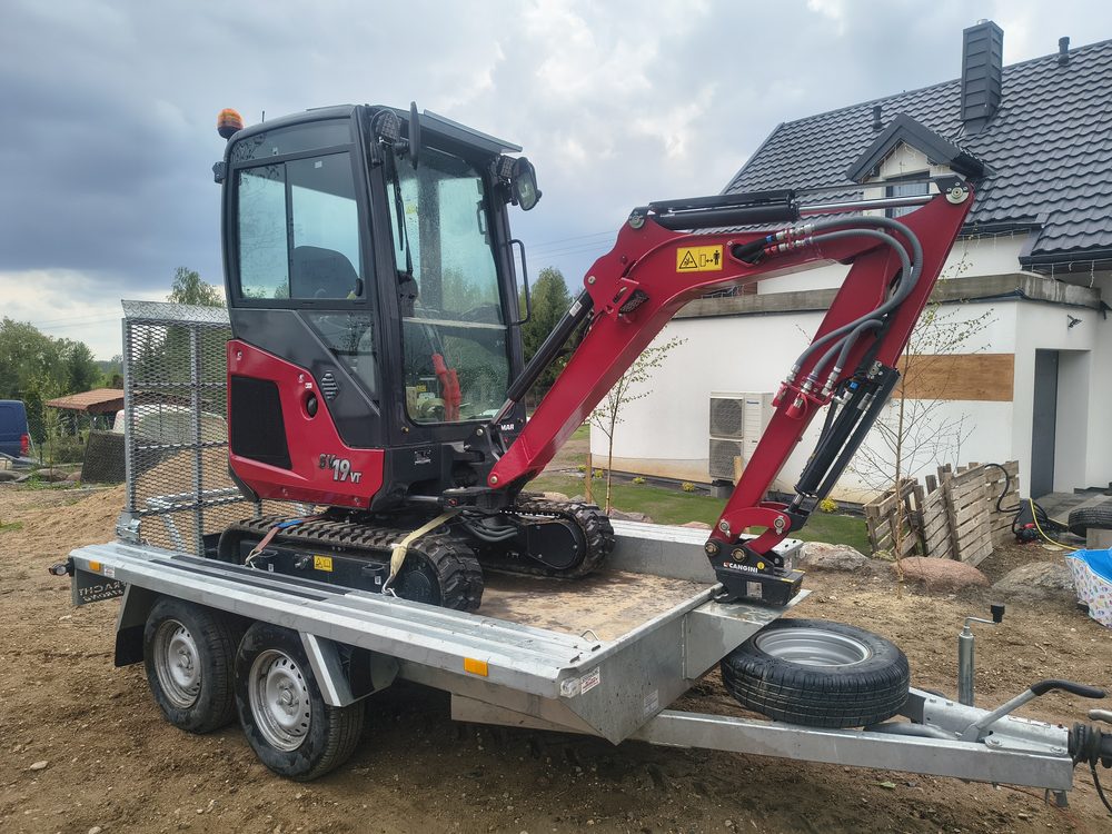 Minikoparka Yanmar SV19VT na lawecie, transport na budowę