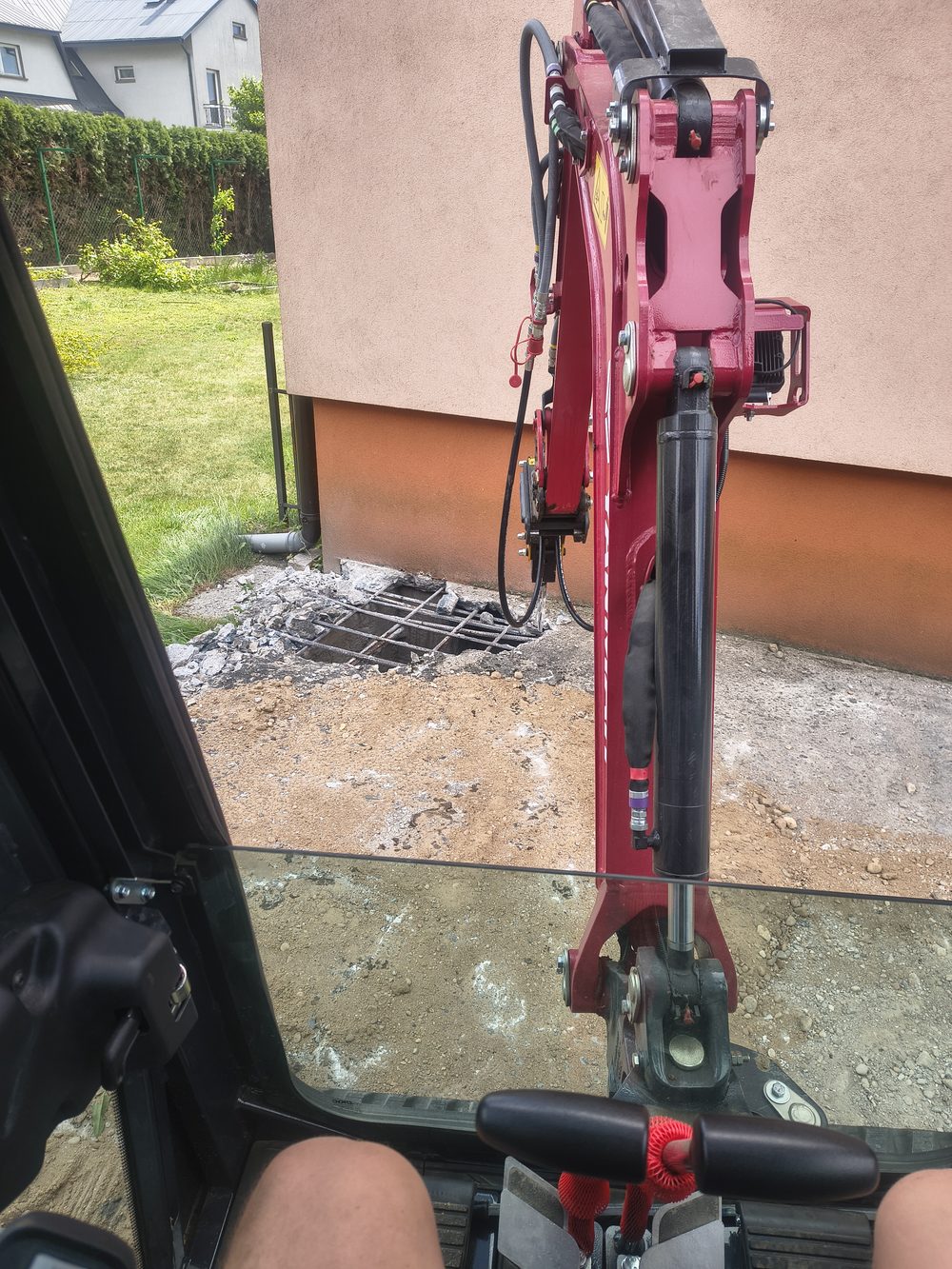Kucie posadzki betonowej młotem hydraulicznym zamontowanym na minikoparce Yanmar pod Białymstokiem