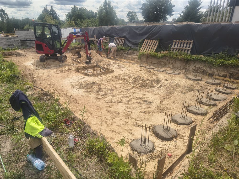 Wylane, zazbrojone pale fundamentowe na placu budowy