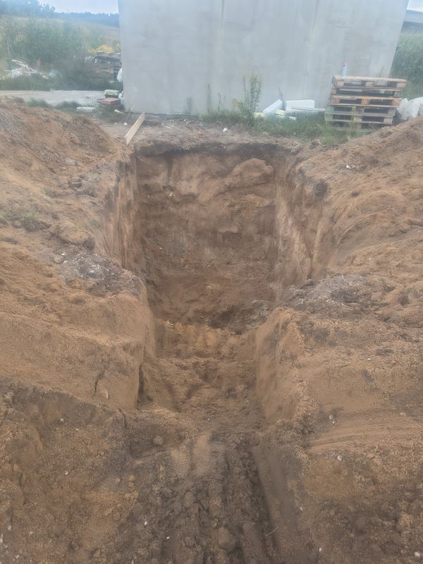 Gotowy, głęboki wykop przy ścianie budynku